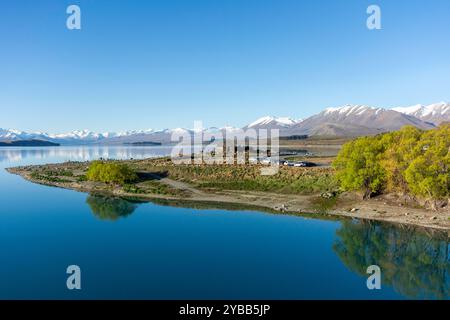 Vue du lac Tekapo montrant l'église du bon Pasteur, Tekapo (Takapō), Canterbury, Île du Sud, Nouvelle-Zélande Banque D'Images