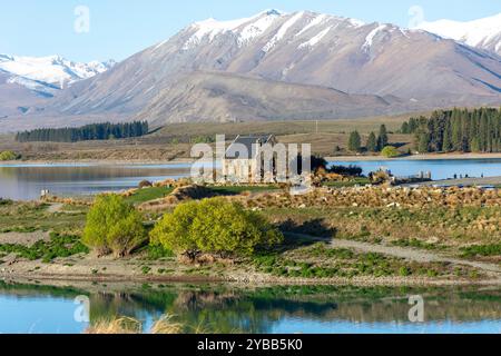 Vue du lac Tekapo montrant l'église du bon Pasteur, Tekapo (Takapō), Canterbury, Île du Sud, Nouvelle-Zélande Banque D'Images