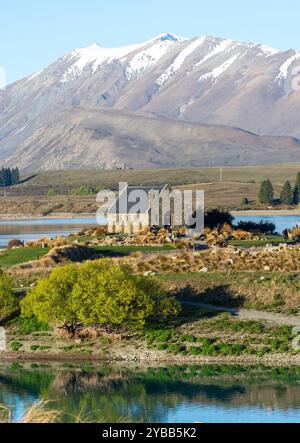 Vue du lac Tekapo montrant l'église du bon Pasteur, Tekapo (Takapō), Canterbury, Île du Sud, Nouvelle-Zélande Banque D'Images