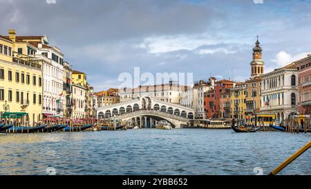 Venise, Italie - 4 février 2024 : vue sur le magnifique pont du Rialto enjambant le Grand canal à Venise, Italie Banque D'Images