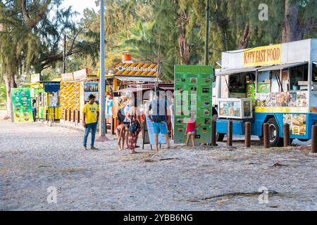 Typische Foodtrucks, Essen auf Rädern, Flic en Flac, plage, Strand, Westküste, Indischer Ozean, Insel, Maurice, Afrika mcpins *** food truck typique Banque D'Images