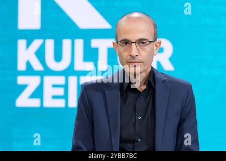 Buchmesse Frankfurt 2024 Der israelische Historiker und Bestseller-Autor Yuval Noah Harari stellt auf der Literaturbühne von ARD, ZDF und 3sat sein Buch Nexus vor. Buchmesse Frankfurt 2024., Frankfurt am main Hessen Deutschland Messegelände *** Foire du livre Frankfurt 2024 L'historien israélien et auteur à succès Yuval Noah Harari présente son livre Nexus sur la scène littéraire de ARD, ZDF et 3sat Foire du livre Frankfurt 2024 , Francfort-sur-le-main Hesse Allemagne Exhibition Grounds Banque D'Images