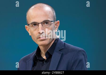 Buchmesse Frankfurt 2024 Der israelische Historiker und Bestseller-Autor Yuval Noah Harari stellt auf der Literaturbühne von ARD, ZDF und 3sat sein Buch Nexus vor. Buchmesse Frankfurt 2024., Frankfurt am main Hessen Deutschland Messegelände *** Foire du livre Frankfurt 2024 L'historien israélien et auteur à succès Yuval Noah Harari présente son livre Nexus sur la scène littéraire de ARD, ZDF et 3sat Foire du livre Frankfurt 2024 , Francfort-sur-le-main Hesse Allemagne Exhibition Grounds Banque D'Images