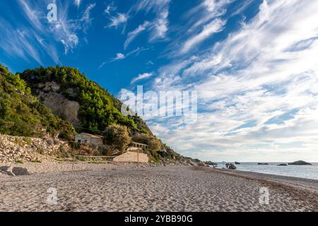 Lefkada, Grèce- 10.09.2024. Plage de Kathisma par un après-midi ensoleillé, ciel bleu, de beaux nuages et très peu de visiteurs. Banque D'Images