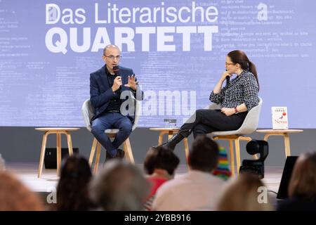 Buchmesse Frankfurt 2024 Der israelische Historiker und Bestseller-Autor Yuval Noah Harari stellt auf der Literaturbühne von ARD, ZDF und 3sat im Rahmen des Literarischen Quartetts im Gespräch mit Thea Dorn sein Buch Nexus vor. Buchmesse Frankfurt 2024., Frankfurt am main Hessen Deutschland Messegelände *** Foire du livre Frankfurt 2024 L'historien israélien et auteur à succès Yuval Noah Harari présente son livre Nexus en conversation avec Thea Dorn sur la scène littéraire d'ARD, ZDF et 3sat dans le cadre de la Foire du livre du Quatuor littéraire Frankfurt 2024 , Francfort-sur le main Hesse Allemagne exposition Gro Banque D'Images