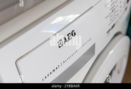 Lefkada, Grèce- 10.04.2024. Gros plan d'une machine à laver de l'ancien fabricant allemand d'électricité AEG, montrant le logo et le nom de la marque. Banque D'Images