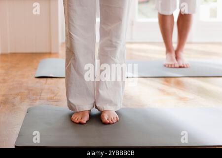 Deux personnes jambes et pieds pendant une pratique de yoga Banque D'Images