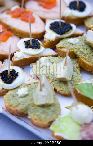 Close up of assorted sandwiches ouverts Banque D'Images