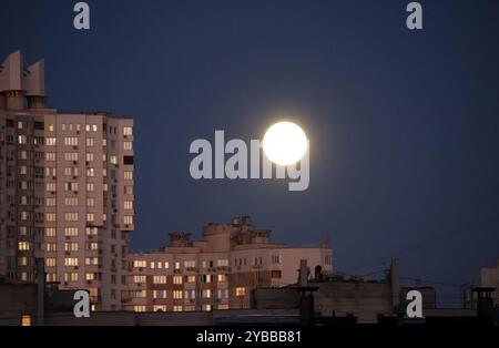 KIEV, UKRAINE - 17 OCTOBRE 2024 - la pleine lune d'octobre, également connue sous le nom de lune du chasseur, brille dans le ciel au-dessus de Kiev, capitale de l'Ukraine. Banque D'Images