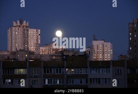 KIEV, UKRAINE - 17 OCTOBRE 2024 - la pleine lune d'octobre, également connue sous le nom de lune du chasseur, brille dans le ciel au-dessus de Kiev, capitale de l'Ukraine. Banque D'Images