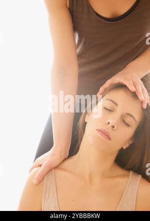 Une femme qui reçoit le Thaï Yoga Massage Banque D'Images