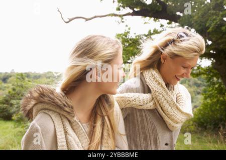 Mère et fille marcher dans la campagne Banque D'Images