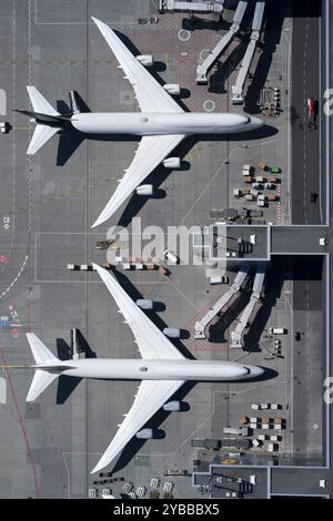 Vue de dessus les avions à la passerelle d'embarquement des passagers sur le tarmac de l'aéroport Banque D'Images