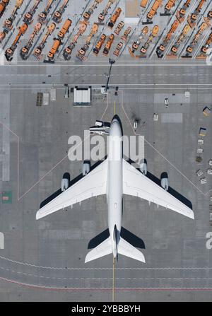 Vue de dessus avion garé sur le tarmac de l'aéroport Banque D'Images