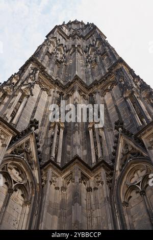 Vue en bas angle spectaculaire façade de la cathédrale de Cologne, Cologne, Allemagne Banque D'Images