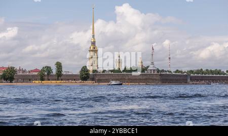 Vue de la forteresse Pierre et Paul avec un bateau d'excursion, St.Petersburg Banque D'Images