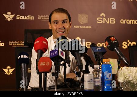 Riyad, Arabie Saoudite. 18 octobre 2024. Rafael Nadal, d’Espagne, assiste à la conférence de presse après le match de demi-finale contre son compatriote Carlos Alcaraz au tournoi de tennis des six Kings Slam à Riyad, en Arabie Saoudite, 17 octobre 2024. Photo de Wang Haizhou/Xinhua/ABACAPRESS. COM Credit : Abaca Press/Alamy Live News Banque D'Images