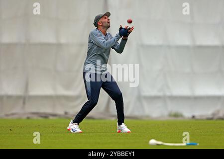 Keshav Maharaj pendant l'équipe d'Afrique du Sud assiste à une séance d'entraînement au stade national de cricket Sher-e-Bangla (SBNCS) à Mirpur, Dhaka, Bangladesh, O. Banque D'Images