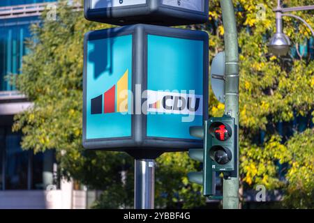 CDU logo Deutschland, Berlin AM 15.10.2024 : CDU-Schrift und logo auf einem rotierenden Würfel an einer roten Fussgängerampel vor dem Konrad-Adenauer-Haus. *** Logo CDU Allemagne, Berlin on 15 10 2024 lettrage CDU et logo sur un cube tournant sur un feu rouge pour piétons devant la Konrad Adenauer Haus Banque D'Images