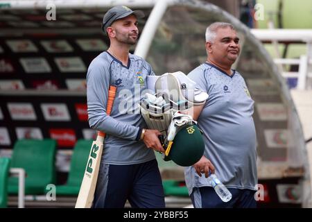 Keshav Maharaj pendant l'équipe d'Afrique du Sud assiste à une séance d'entraînement au stade national de cricket Sher-e-Bangla (SBNCS) à Mirpur, Dhaka, Bangladesh, O. Banque D'Images