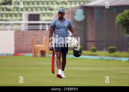 Kagiso Rabada pendant l'équipe d'Afrique du Sud assiste à une séance d'entraînement au stade national de cricket Sher-e-Bangla (SBNCS) à Mirpur, Dhaka, Bangladesh, OC Banque D'Images