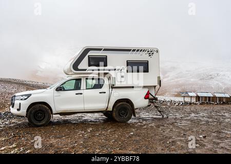 Camping-car 4x4, neige précoce, zone géothermique de Hveradalir, Kerlingarfjöll, montagnes islandaises, Islande Banque D'Images