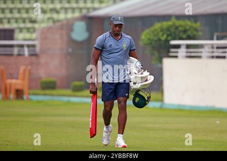 Kagiso Rabada pendant l'équipe d'Afrique du Sud assiste à une séance d'entraînement au stade national de cricket Sher-e-Bangla (SBNCS) à Mirpur, Dhaka, Bangladesh, OC Banque D'Images