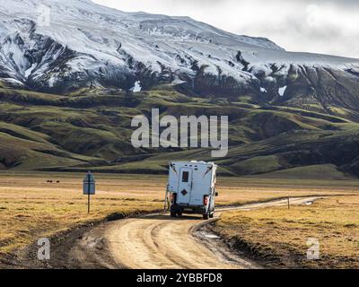 Camionnette sur la route de gravier, neige précoce sur la chaîne de montagnes, le long de la route Landmannaleid F225, réserve naturelle de Fjallabak, Islande Banque D'Images