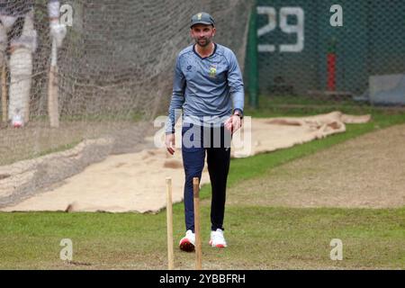 Keshav Maharaj pendant l'équipe d'Afrique du Sud assiste à une séance d'entraînement au stade national de cricket Sher-e-Bangla (SBNCS) à Mirpur, Dhaka, Bangladesh, O. Banque D'Images