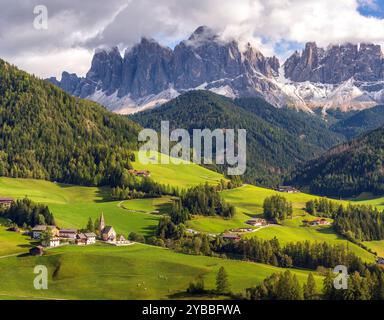 Dolomites, Italie. Vue panoramique aérienne large de l'église Magdalena ou Santa Maddalena, des montagnes Geisler Odle et des prairies alpines verdoyantes Banque D'Images