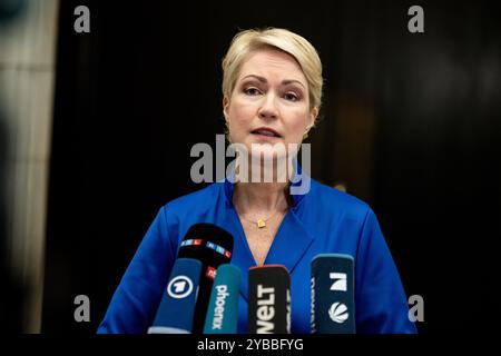 Berlin, Allemagne. 18 octobre 2024. Manuela Schwesig (SPD), ministre-présidente du Schleswig-Holstein, assiste à la réunion du Bundesrat. L'ordre du jour comprend des discussions sur la Loi sur le soulagement de la bureaucratie et d'autres sujets tels que les initiatives de l'État sur les soins et l'avenir de l'industrie automobile. Crédit : Fabian Sommer/dpa/Alamy Live News Banque D'Images