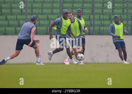 L'équipe sud-africaine assiste à une séance d'entraînement au stade national de cricket Sher-e-Bangla (SBNCS) à Mirpur, Dhaka, Bangladesh, le 17 octobre 2024. Comme th Banque D'Images