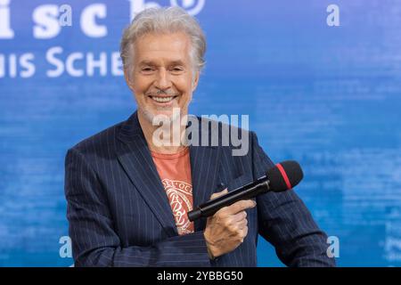 Buchmesse Frankfurt 2024 Frank Schätzing präsentiert auf der Literaturbühne von ARD, ZDF und 3sat sein neues Buch Helden . Buchmesse Frankfurt 2024., Frankfurt am main Hessen Deutschland Messegelände *** salon du livre Frankfurt 2024 Frank Schätzing présente son nouveau livre Helden sur la scène littéraire de ARD, ZDF et 3sat salon du livre Frankfurt 2024 , Frankfurt am main Hessen Allemagne Exhibition Grounds Banque D'Images