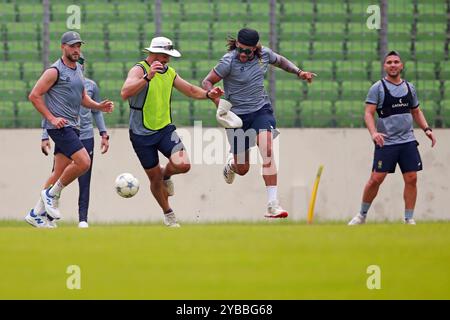 L'équipe sud-africaine assiste à une séance d'entraînement au stade national de cricket Sher-e-Bangla (SBNCS) à Mirpur, Dhaka, Bangladesh, le 17 octobre 2024. Comme th Banque D'Images