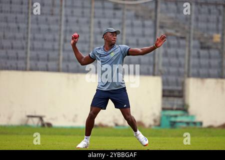 Kagiso Rabada pendant l'équipe d'Afrique du Sud assiste à une séance d'entraînement au stade national de cricket Sher-e-Bangla (SBNCS) à Mirpur, Dhaka, Bangladesh, OC Banque D'Images