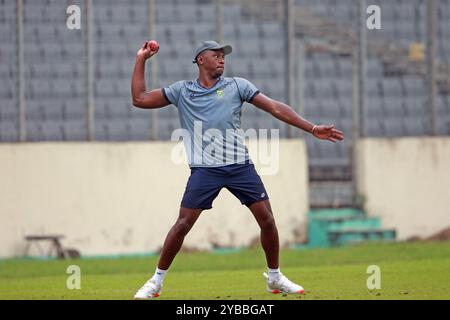 Kagiso Rabada pendant l'équipe d'Afrique du Sud assiste à une séance d'entraînement au stade national de cricket Sher-e-Bangla (SBNCS) à Mirpur, Dhaka, Bangladesh, OC Banque D'Images