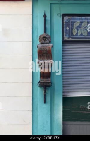 805 Lion rugissant sculpté sur le mur de Panaderia El Leon de Oro - la boulangerie Golden Lion - sur la rue Calle Brasil dans la vieille ville de Habana Vieja. La Havane-Cuba Banque D'Images