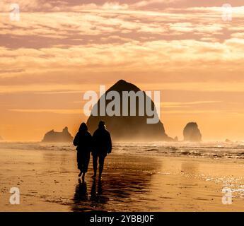 Promenade au coucher du soleil le long de la côte de l'Oregon à Cannon Beach Banque D'Images