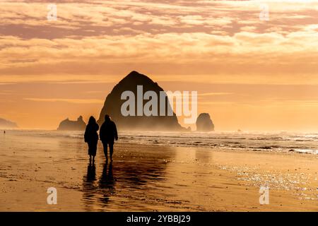 Promenade au coucher du soleil le long de la côte de l'Oregon à Cannon Beach Banque D'Images