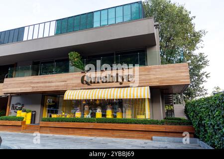 Istanbul, Turkiye - 14 octobre 2024 : Quarabiye Patisserie and Cafe à Kurucesme, un quartier riche et un lieu touristique populaire à Besiktas, en Europe Banque D'Images