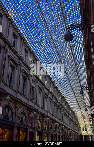 Toit vitré de la Galerie du Roi des Galeries Royales Saint-Hubert 1847, Bruxelles, Belgique. La plus ancienne des célèbres arcades commerçantes d'Europe Banque D'Images