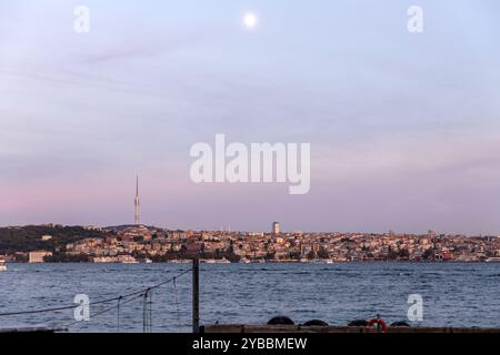 Istanbul, Turkiye - OCT 14, 2024 : vue panoramique d'Istanbul vue du milieu du Bosphore, bâtiments résidentiels, tours d'affaires et mosquées o Banque D'Images