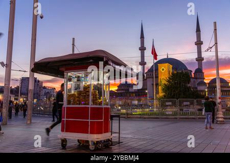 Istanbul, Turquie - 14 OCT, 2021 : la mosquée Taksim est un complexe de mosquées sur la place Taksim, Istanbul. La mosquée a été inaugurée avec une prière du vendredi le 28 M. Banque D'Images