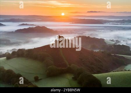 Symondsbury, Dorset, Royaume-Uni. 18 octobre 2024. Météo britannique. Brume tôt le matin derrière Colmers Hill à Symondsbury près de Bridport dans le Dorset au lever du soleil par un matin froid et ensoleillé. Crédit photo : Graham Hunt/Alamy Live News Banque D'Images