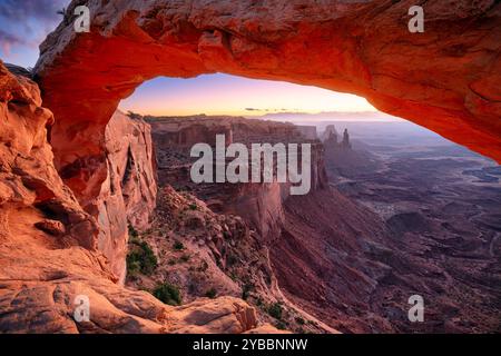 Mesa Arch, Canyonlands National Park, Utah, États-Unis. Image de paysage de Mesa Arch, Canyonlands National Park, Utah, USA au lever du soleil d'automne. Banque D'Images