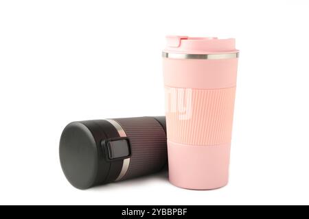 Deux tasses thermo ou tasses thermos pour le thé ou le café isolé sur fond blanc. Noir et rose pour elle et lui. Boisson chaude pour les couples. Vue de dessus Banque D'Images