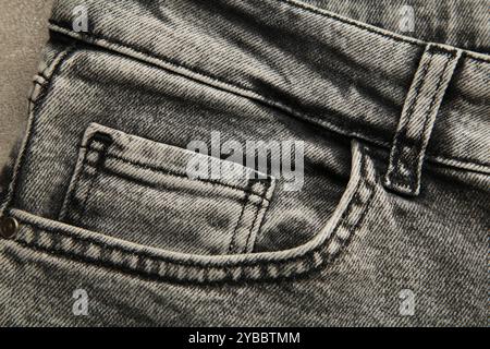 Poche en Jean grise sur le devant, gros plan sur un vieux Jean. Vue de dessus Banque D'Images