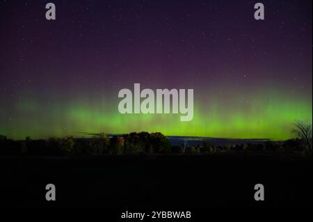 Aurore boréale verte aurore boréale dans le ciel nocturne au Canada. Banque D'Images