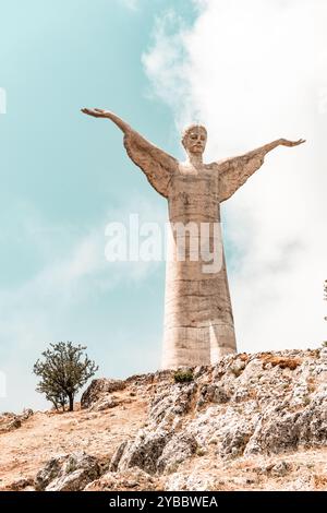 Der Christus von Maratea ist eine gut 21 Meter hohe Christus-Statue in Maratea in der Provinz Potenza in Italien. Banque D'Images