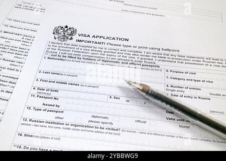 Un stylo à bille sur le dessus d'un formulaire de demande de visa pour la Russie. Banque D'Images